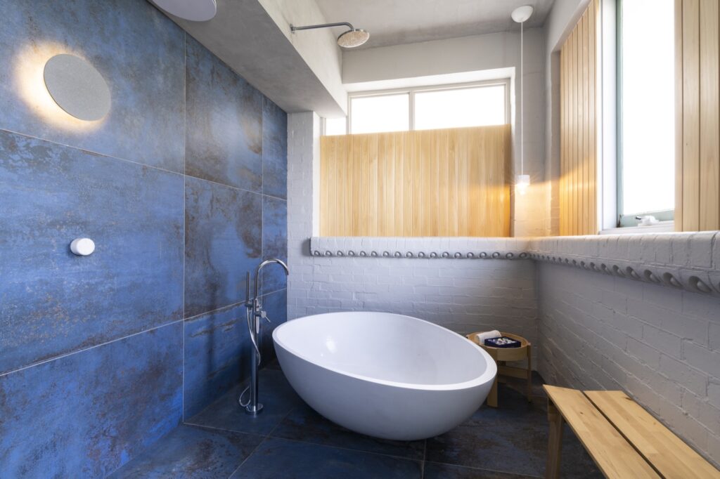 solo bliss king bed suite room beach house alternative st kilda in the brick spa hotel bathtub